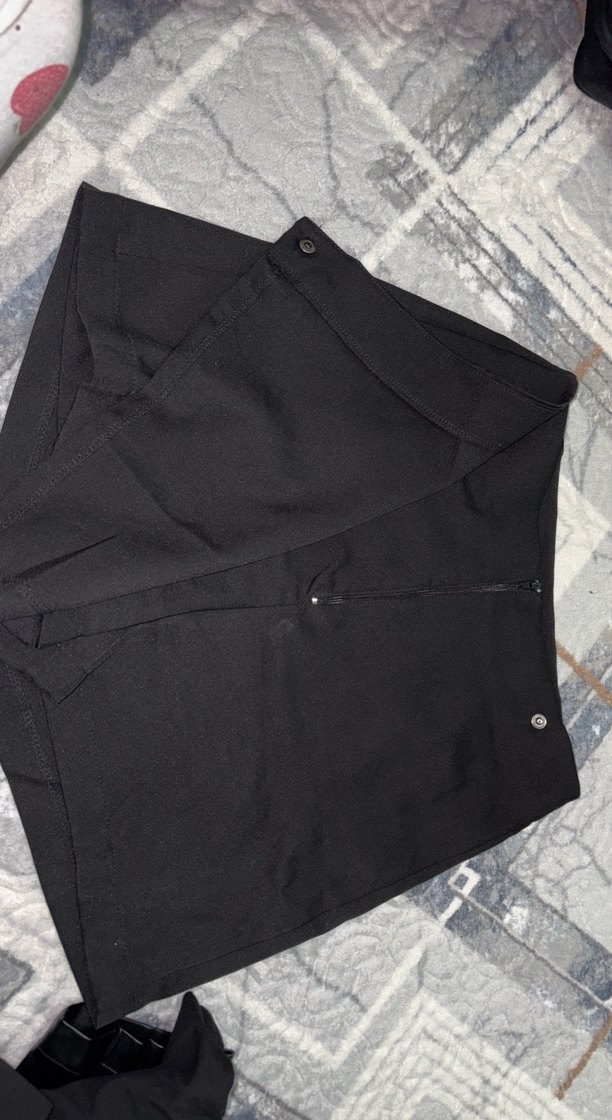 Düğmeli şortlu Siyah Mini Etek - Görsel 3