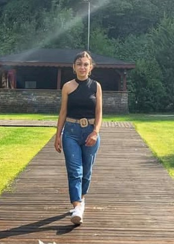 Kemerli Siyah Yüksek Yakalı Kolsuz Midi bluz - Görsel 4