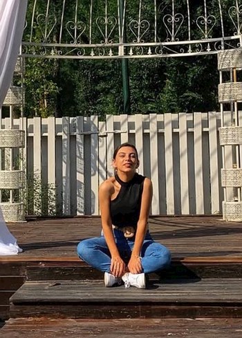 Kemerli Siyah Yüksek Yakalı Kolsuz Midi bluz - Görsel 5