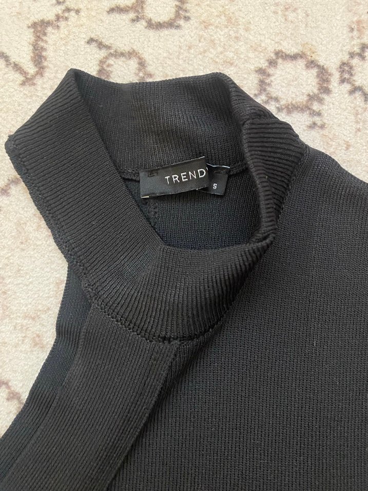 Kemerli Siyah Yüksek Yakalı Kolsuz Midi bluz - Görsel 3