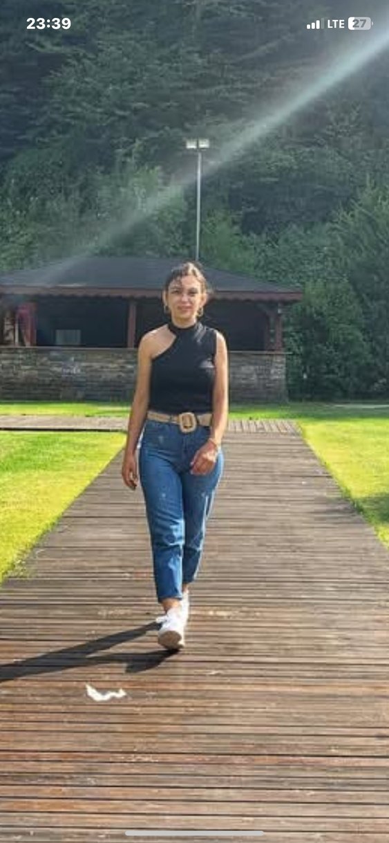 Kemerli Siyah Yüksek Yakalı Kolsuz Midi bluz - Görsel 4