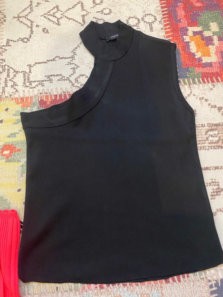 Kemerli Siyah Yüksek Yakalı Kolsuz Midi bluz - Görsel 2