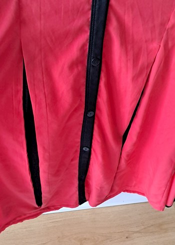 Düğmeli, V Yaka, Uzun Kollu Kırmızı Kadın Gömlek - Görsel 2