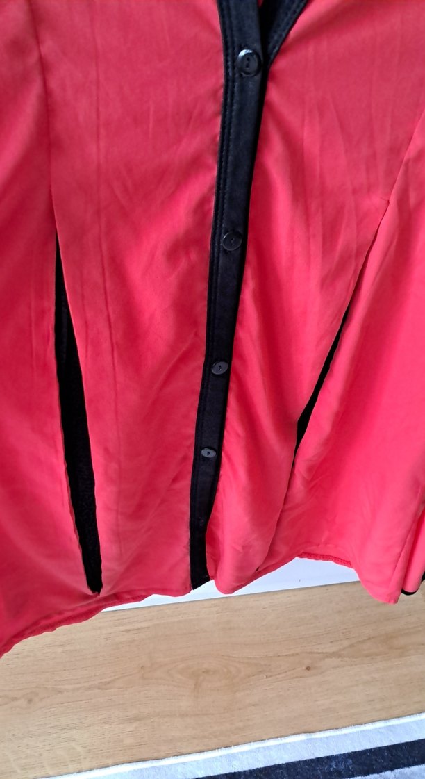 Düğmeli, V Yaka, Uzun Kollu Kırmızı Kadın Gömlek - Görsel 2