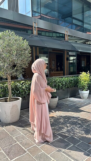 Pudra Pembe Seyyar kemerli Abaya