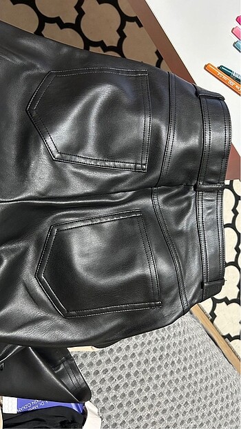 34 Beden siyah Renk Stradivarius deri pantolon