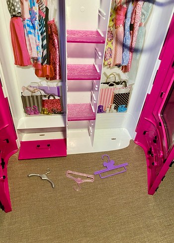 Üç askılı Barbie gardrop - Görsel 3