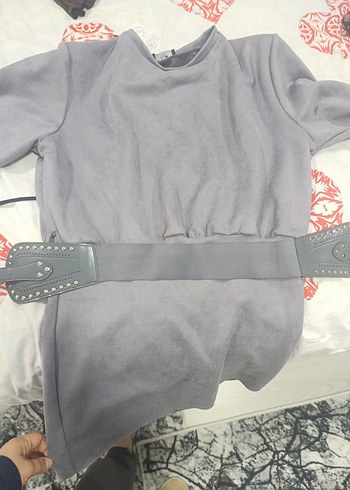 Gri Süet Kemerli Mini Elbise Eiketli Kullanılmadı - Görsel 4