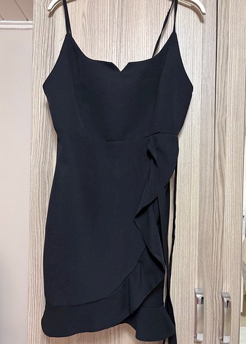 Siyah Mini Volanlı Askılı Elbise