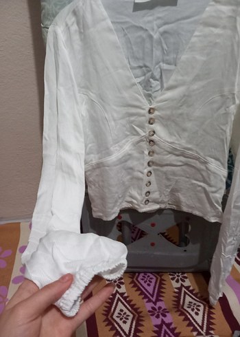 Düğmeli Beyaz Keten V Yakalı Bluz - Görsel 2