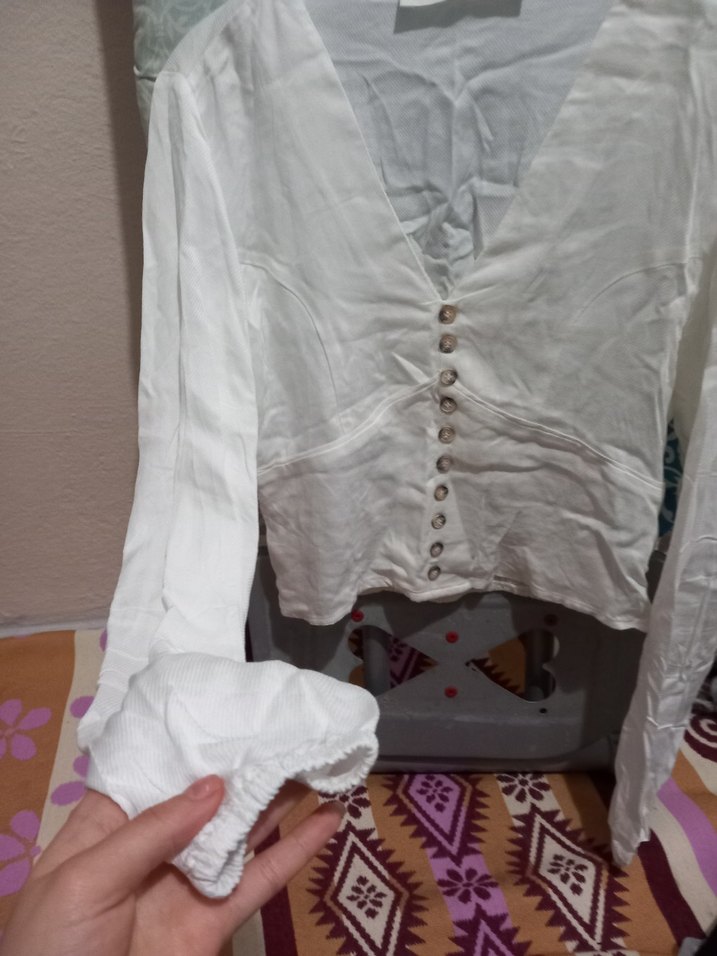 Düğmeli Beyaz Keten V Yakalı Bluz - Görsel 2