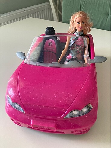 Barbie ve arabası