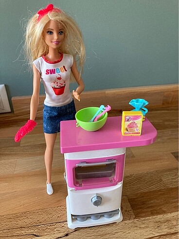 Barbie mutfakta oyun seti