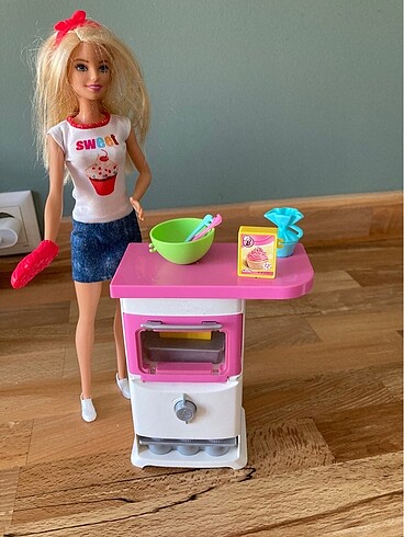 Barbie Barbie mutfakta oyun seti