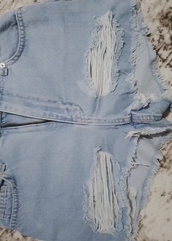 Yırtık Detaylı Mavi Denim Mini Şort