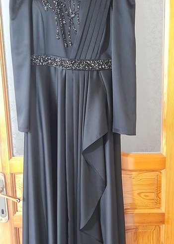 Uzun Kollu V Yaka Siyah İşlemeli Abiye Elbise - Görsel 2