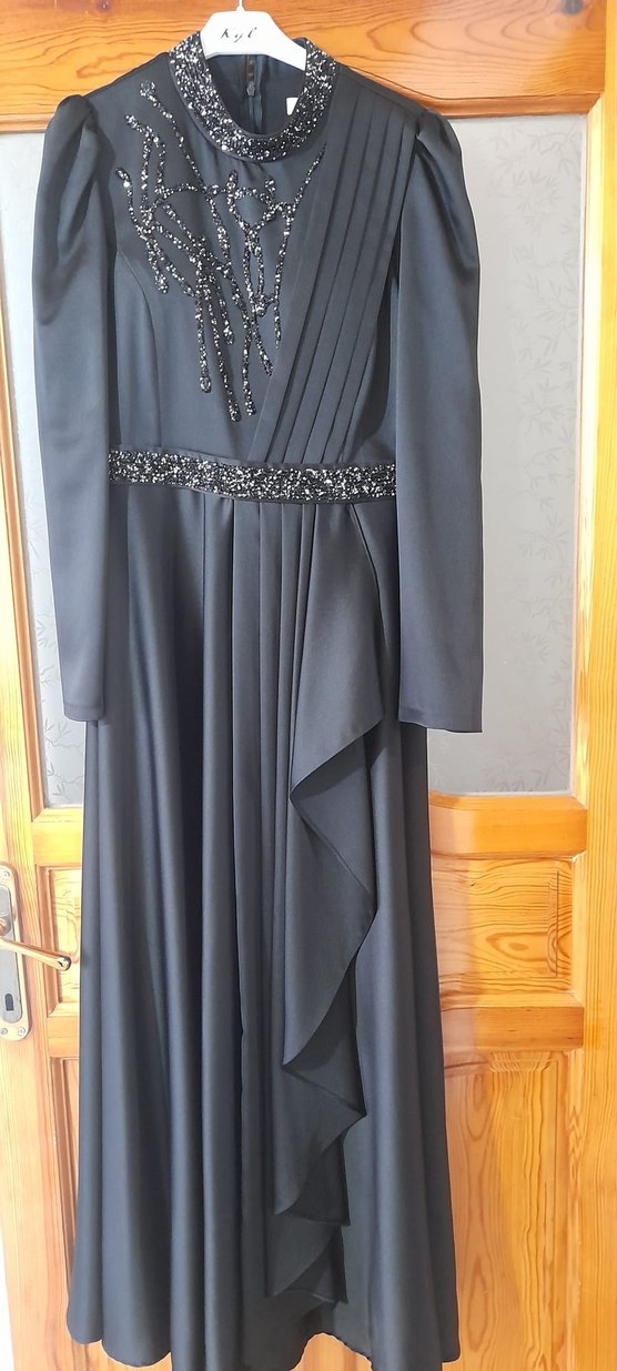 Uzun Kollu V Yaka Siyah İşlemeli Abiye Elbise - Görsel 2