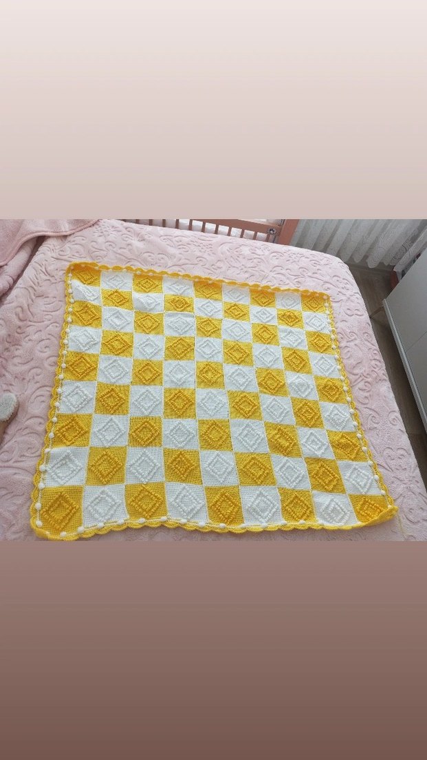 Sarı Beyaz Kareli El Örgü Bebek Battaniyesi - Görsel 2