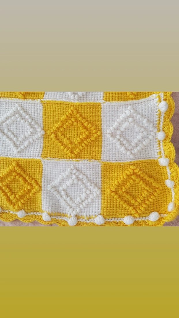 Sarı Beyaz Kareli El Örgü Bebek Battaniyesi - Görsel 3