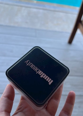 Huda Beauty ürünü
