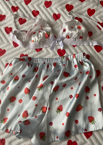Beyaz Çilek Desenli Mini Askılı Pijama Takımı