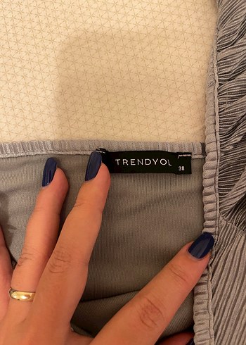 Gri Straplez Uzun Kollu Fırfırlı Elbise - Görsel 3