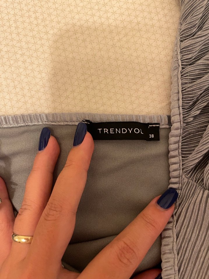 Gri Straplez Uzun Kollu Fırfırlı Elbise - Görsel 3