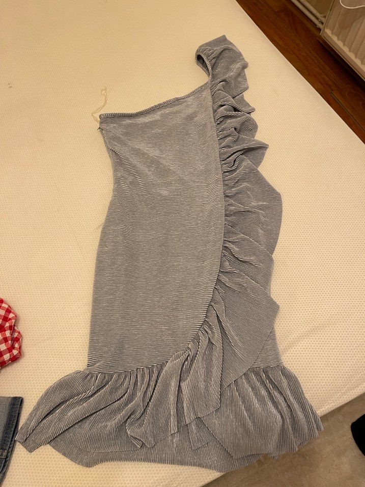 Gri Straplez Uzun Kollu Fırfırlı Elbise - Görsel 2