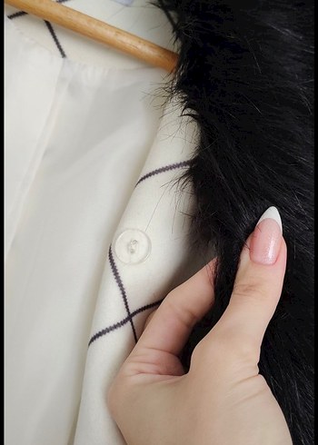 Kürk Detaylı Beyaz Ekose Uzun Kadın Kaban - Görsel 4