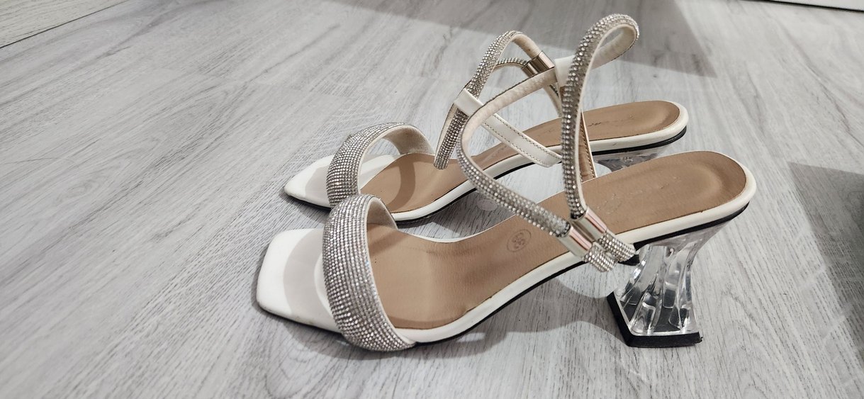 Beyaz Yılan Desenli Tokalı Topuklu Ayakkabı - Görsel 2