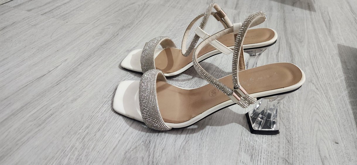 Beyaz Yılan Desenli Tokalı Topuklu Ayakkabı - Görsel 3