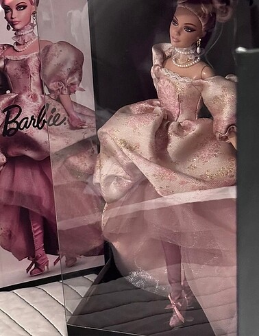 Beden Barbie Signature: A Tribute to Fashion Model.