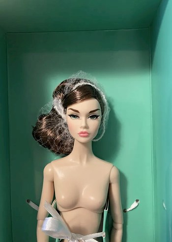 Diğer Poppy Parker in Paris
