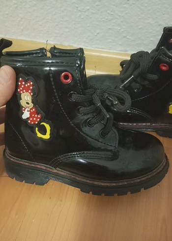 26 Beden Kız Çocuk Siyah Biker Botlar Minnie Nakışlı