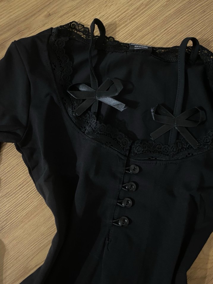 Dantel Detaylı Siyah V Yaka Goth Bluz - Görsel 3