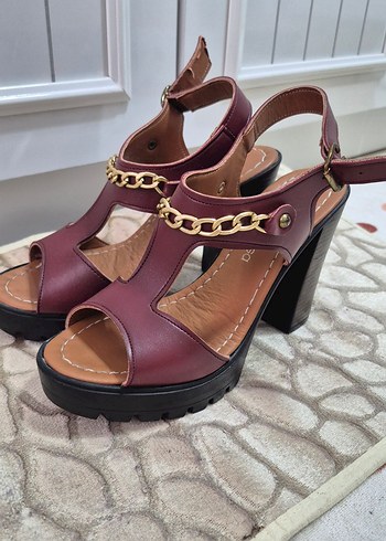 Bordo Zincir Detaylı Platform Topuklu Kadın Sandalet