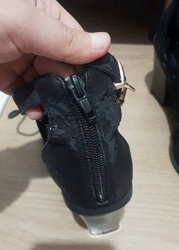 Tokalı Siyah Deri Gotik Topuklu Bot - Görsel 3