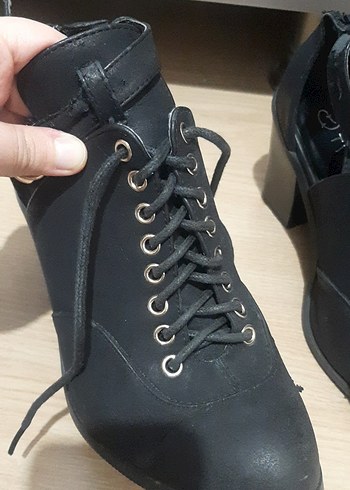 Tokalı Siyah Deri Gotik Topuklu Bot - Görsel 4