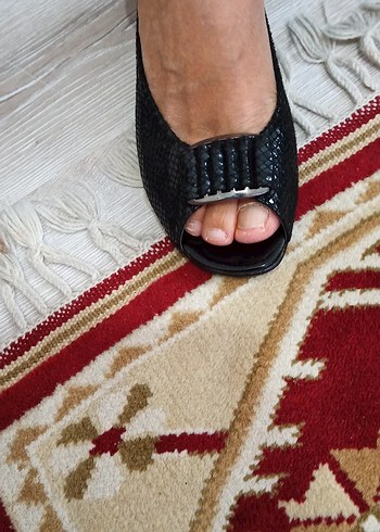 Siyah Yılan Desenli Tokalı Dolgu Topuk Terlik - Görsel 7