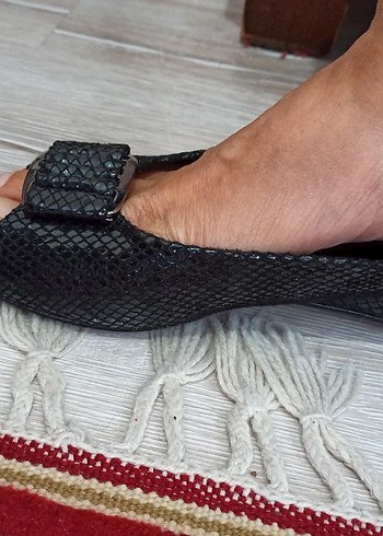 Siyah Yılan Desenli Tokalı Dolgu Topuk Terlik - Görsel 6
