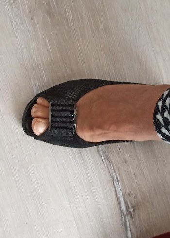 Siyah Yılan Desenli Tokalı Dolgu Topuk Terlik - Görsel 5