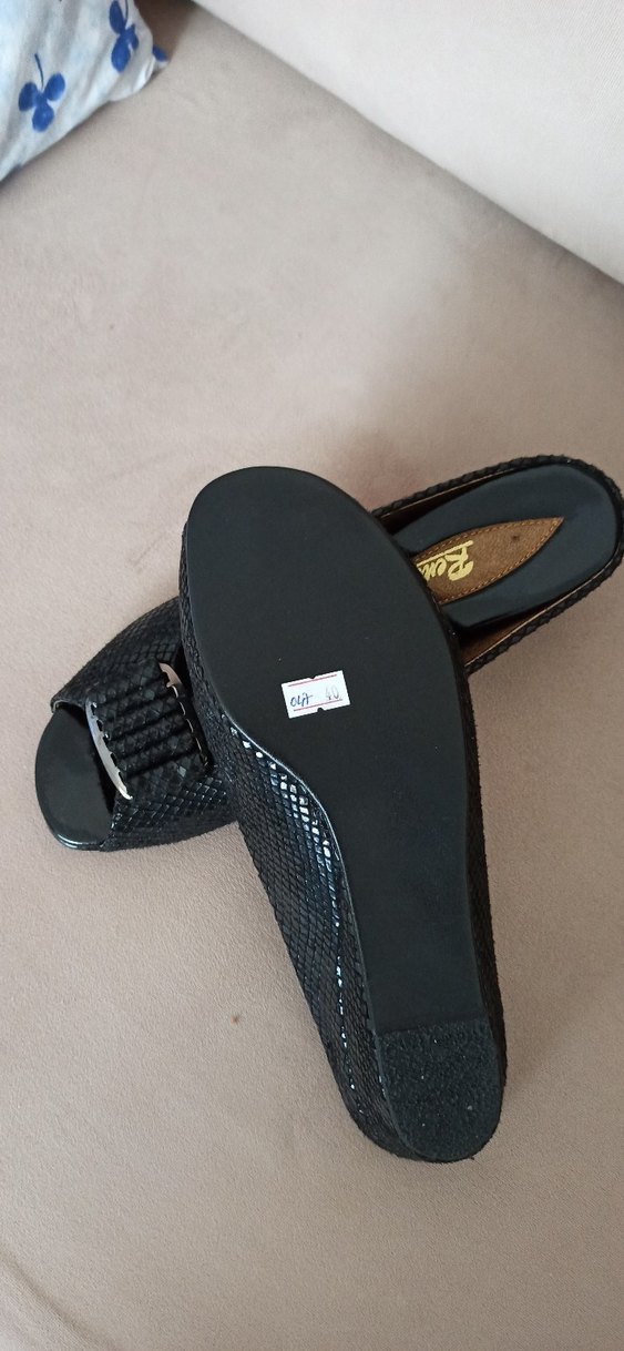 Siyah Yılan Desenli Tokalı Dolgu Topuk Terlik - Görsel 3