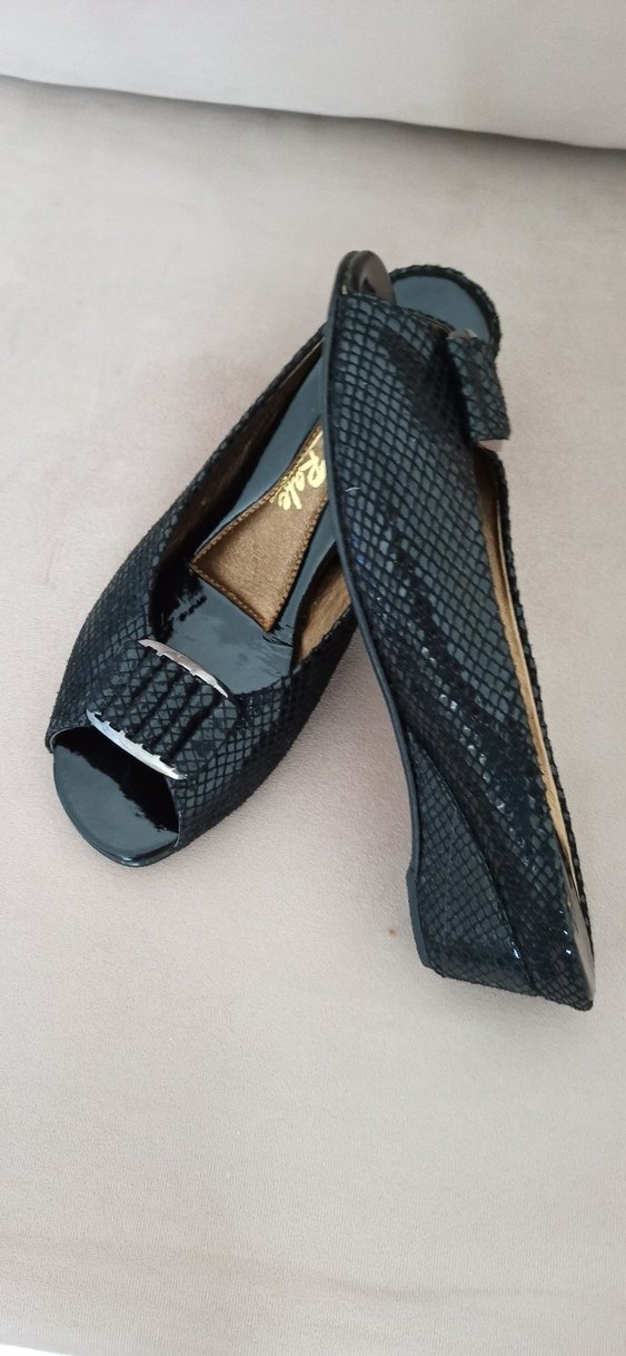 Siyah Yılan Desenli Tokalı Dolgu Topuk Terlik - Görsel 2