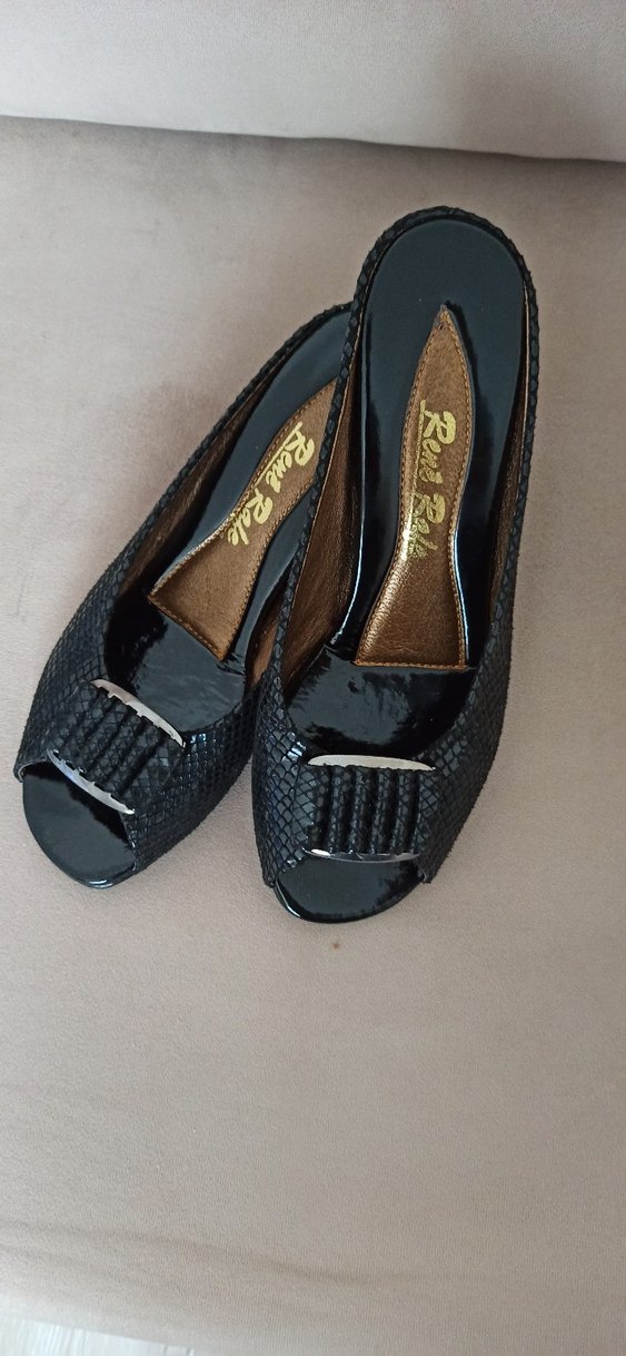 Siyah Yılan Desenli Tokalı Dolgu Topuk Terlik - Görsel 4