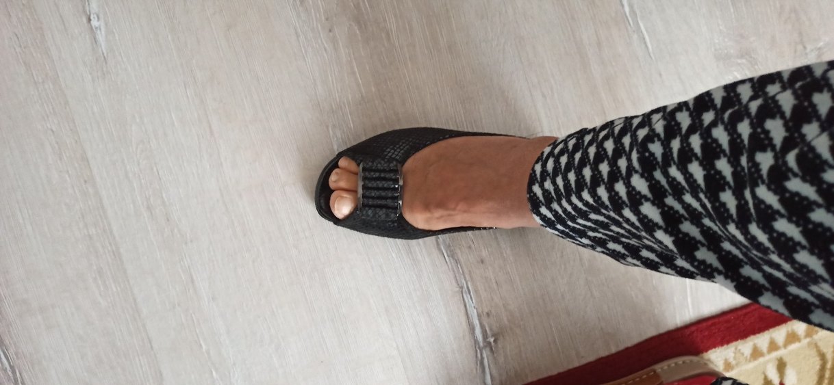 Siyah Yılan Desenli Tokalı Dolgu Topuk Terlik - Görsel 5