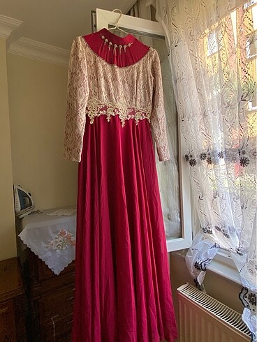 Bordo yakası taşlı elbise