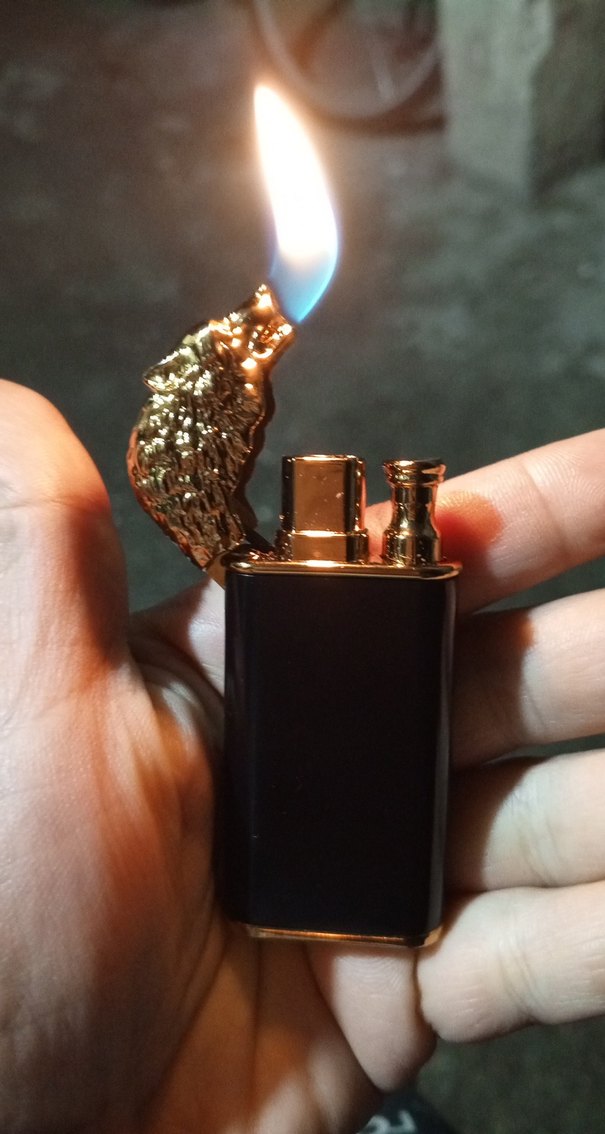 Altın Renkli Kurt Figürlü Çakmak - Görsel 2