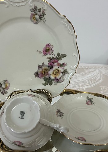 Vintage Beyaz Çiçekli Porselen Tabak ve Fincan Seti - Görsel 2