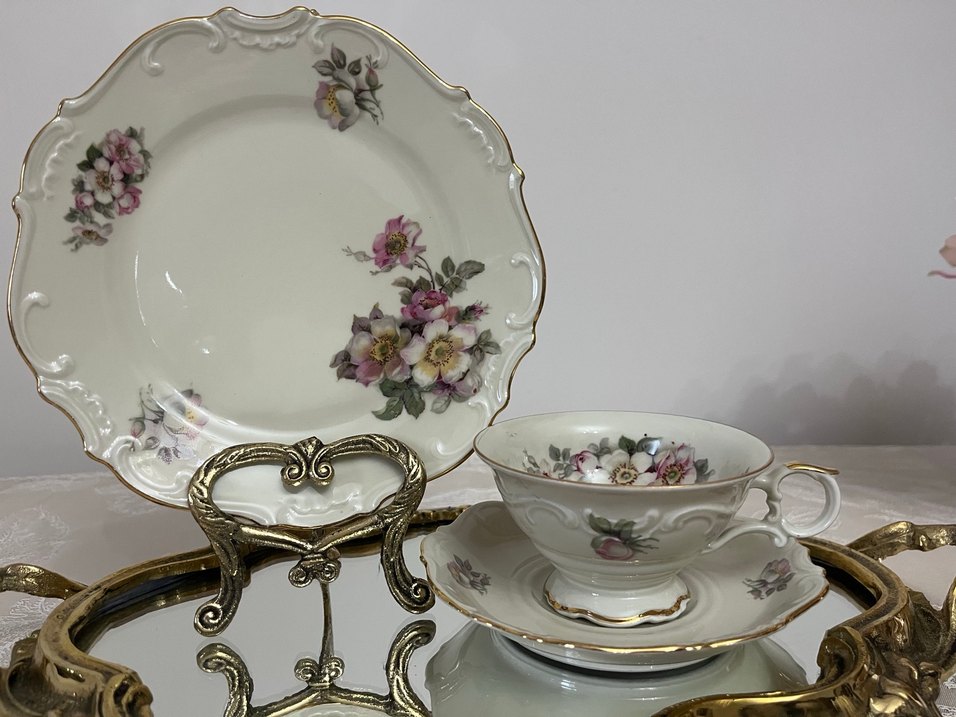 Vintage Beyaz Çiçekli Porselen Tabak ve Fincan Seti - Görsel 4