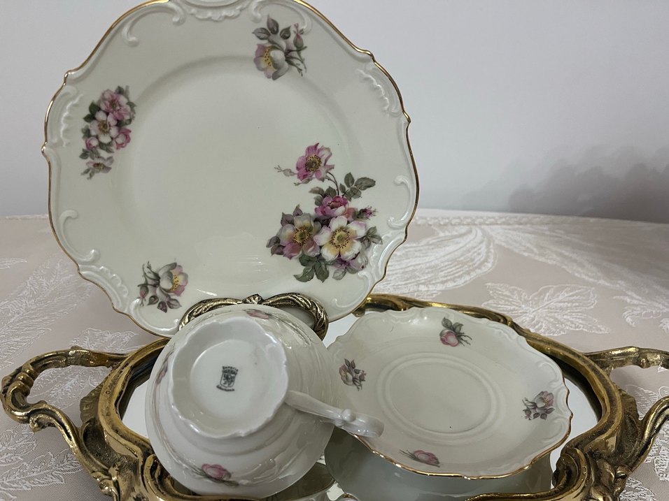 Vintage Beyaz Çiçekli Porselen Tabak ve Fincan Seti - Görsel 2